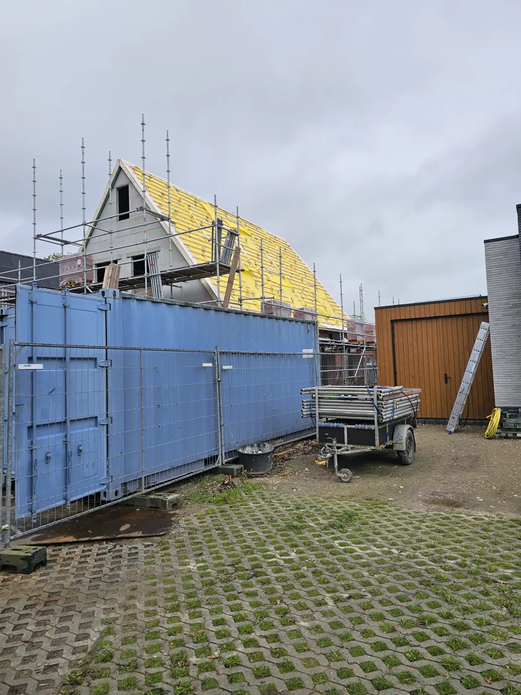 Woning in de steigers met een schuin dak in opbouw