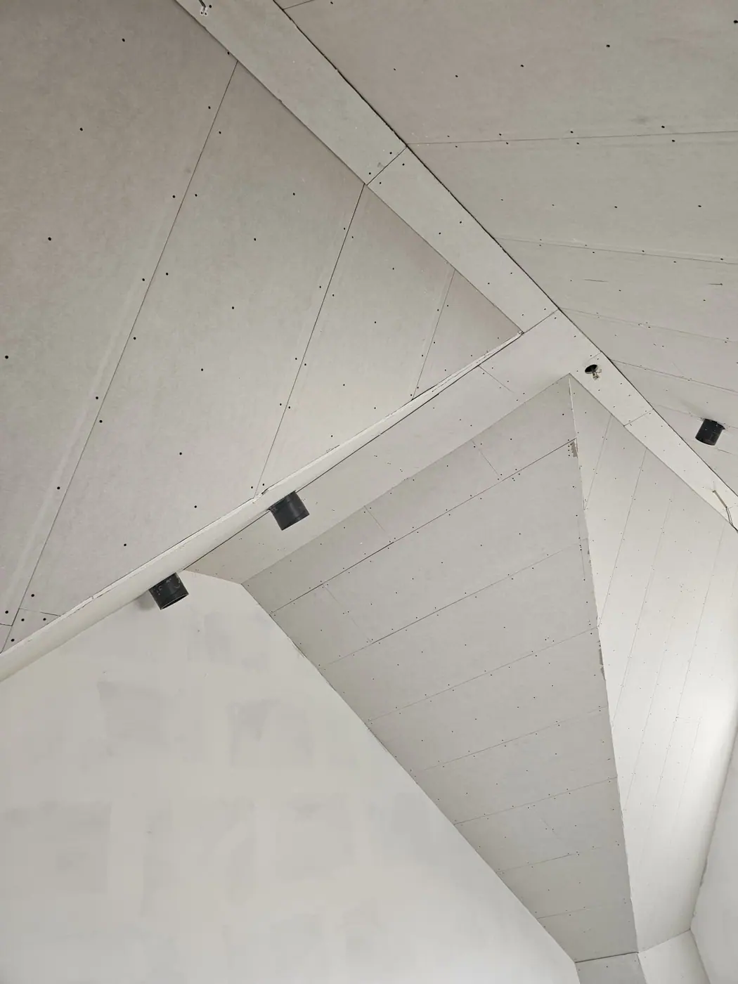 Wit afgewerkt schuin plafond met inbouwspots