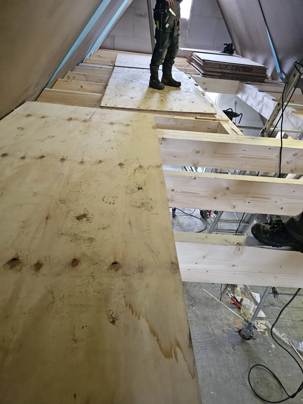 Nieuwe zoldervloer van balken en plaatmateriaal in aanleg