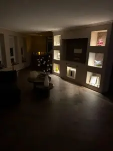 Ruimtelijk effect van een doorlopende visgraat vloer in een gerenoveerde woning.
